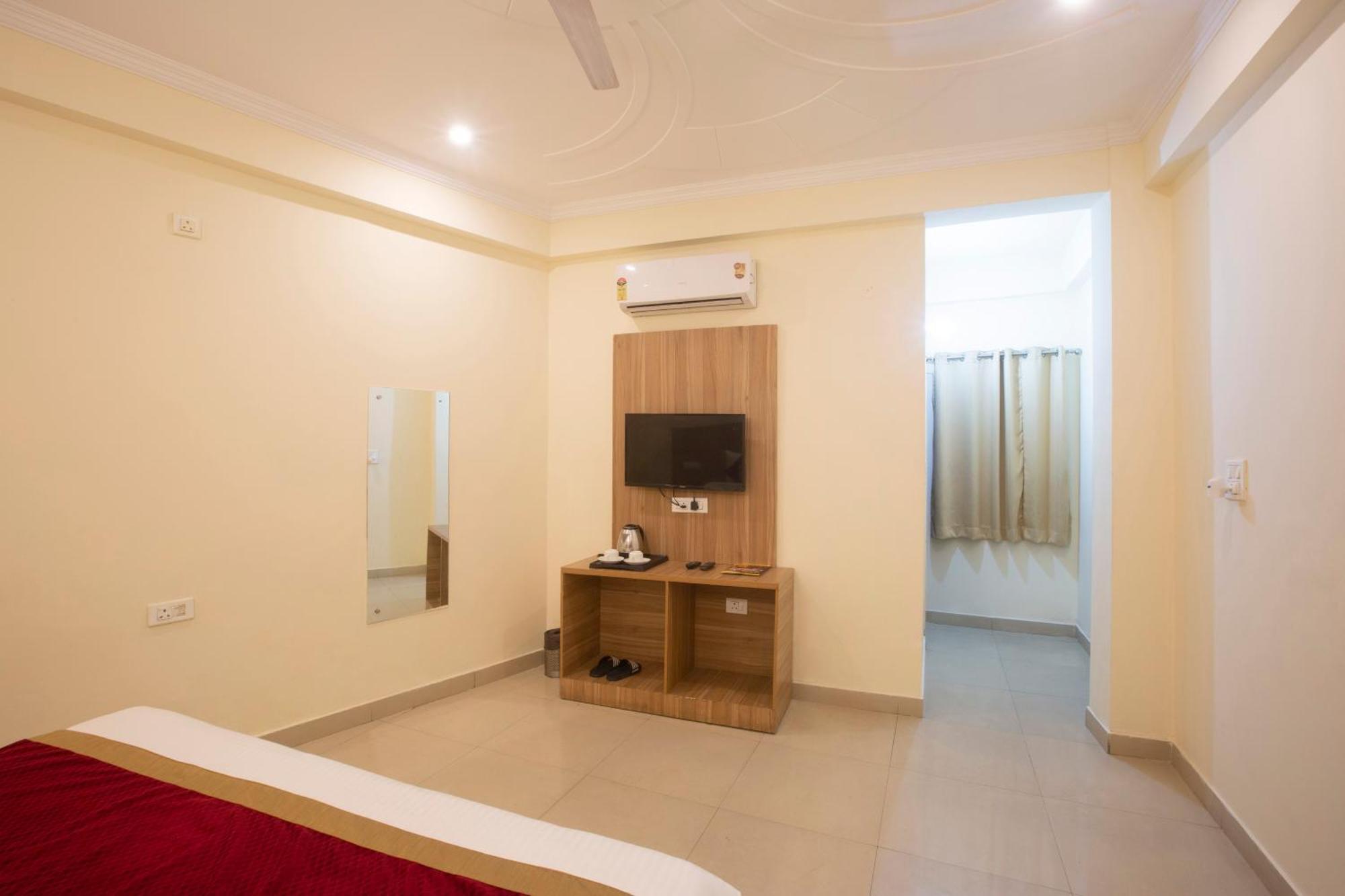 Hotel Lemon Suites & Banquet Noida Sector 62 Eksteriør bilde